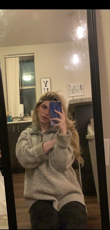 sexyredinbedfree onlyfans leaked.