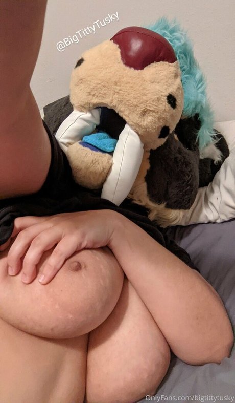 bigtittytusky onlyfans nudes