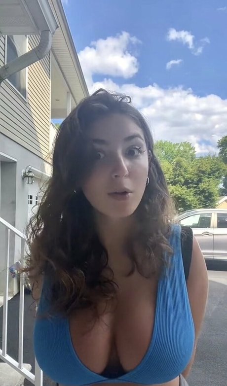 BustyBri onlyfans leaked photos