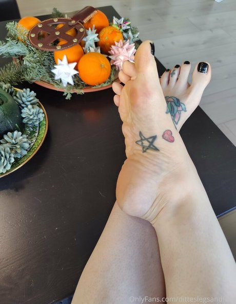 ditteslegsandfeet onlyfans boobs