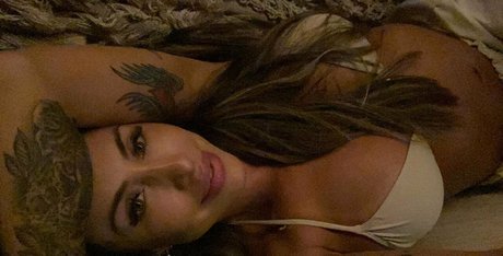 Jaque Khury onlyfans strip