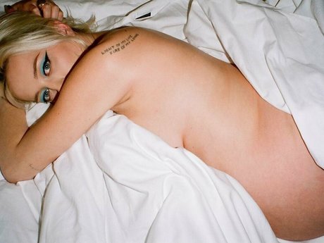 carolinevreeland onlyfans archives