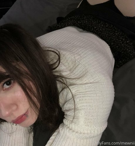 Mewnii nude only fans