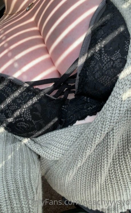 peachyyysyd onlyfans topless