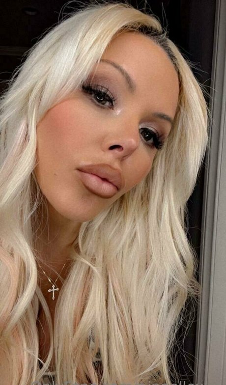 black hair onlyfans sexy naked selfie