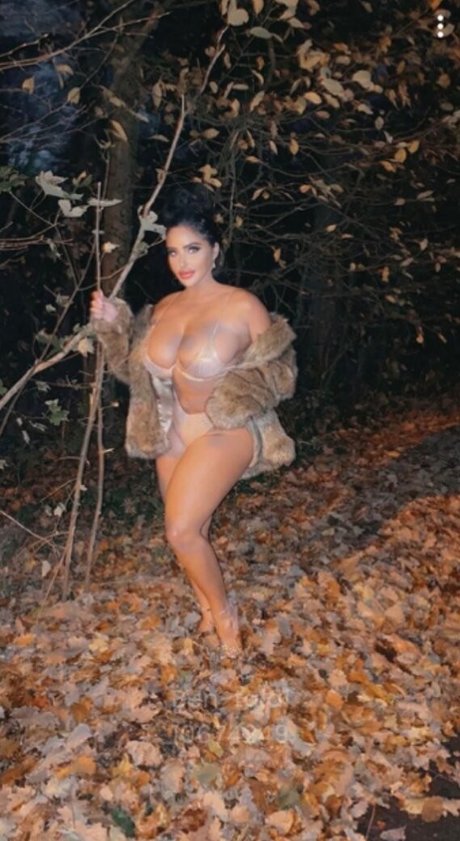 Anais Bragadias nude onlyfans leak