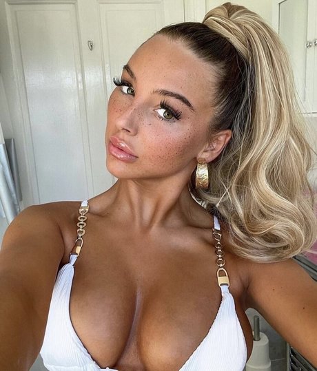 small tits onlyfans nude shot