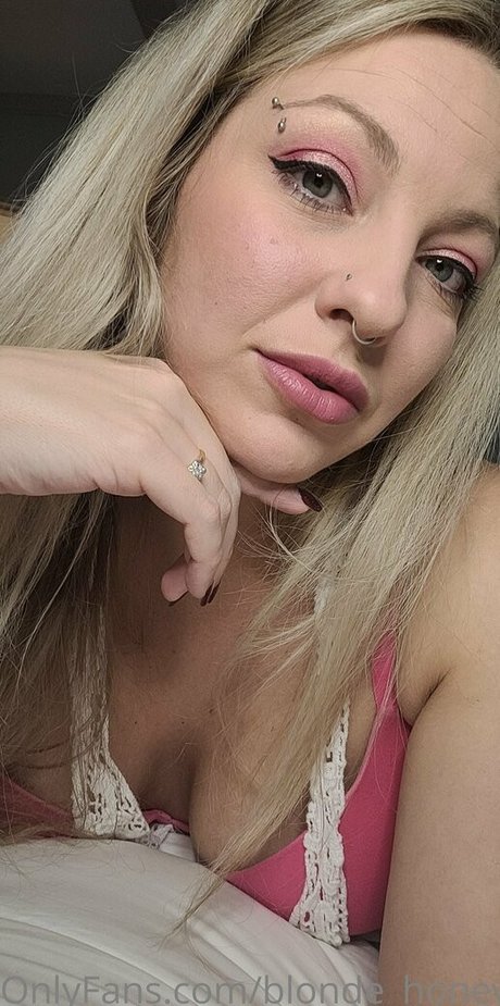 blonde honey22 onlyfans ass