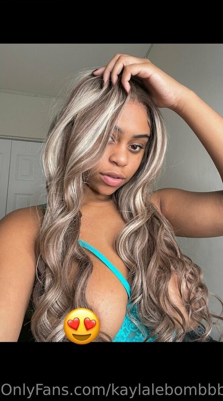 kaylalebombbb onlyfans boobs