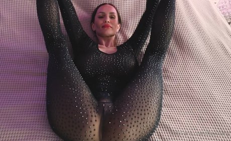 Flexy Amy onlyfans striptease