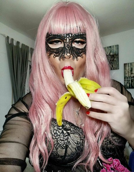 nicki pebbles onlyfans nude content