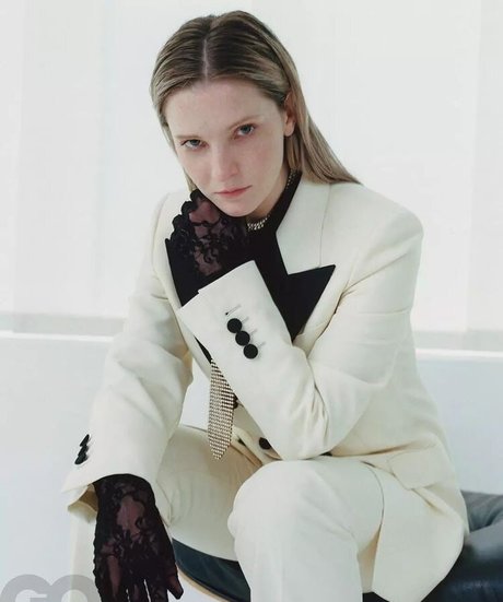 Morfydd Clark onlyfans model photos