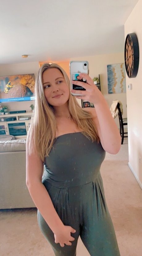 Olivia H nude onlyfans pics