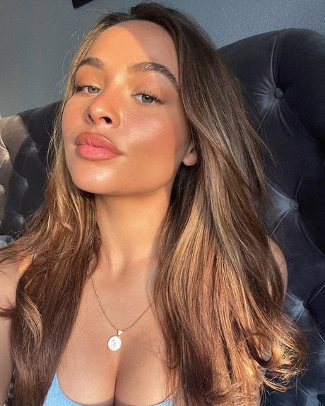 Clo Lloyd onlyfans explicit content