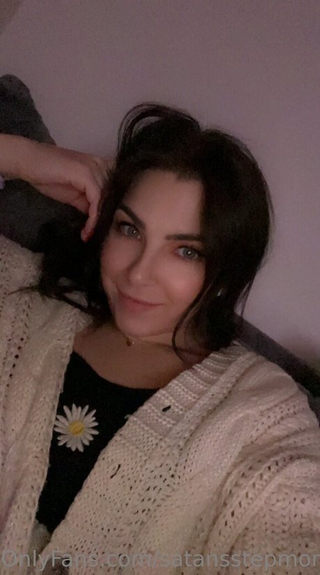 stepmommydaisy naked onlyfans