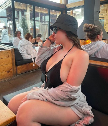 Sarah Bertrand onlyfans leams