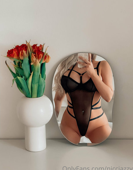 Nicci Azzy onlyfans nude leaks