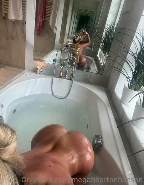 Megan Barton Hanson onlyfans ass