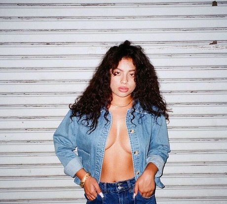 Kiana Lede leaked onlyfans.