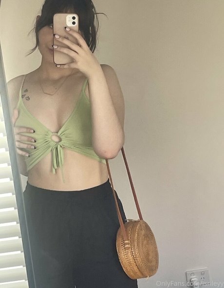 isrileyy nude onlyfans leak