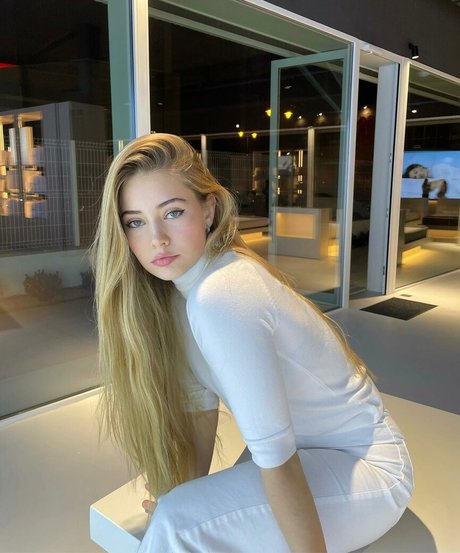 Tatiana Kaer topless onlyfans