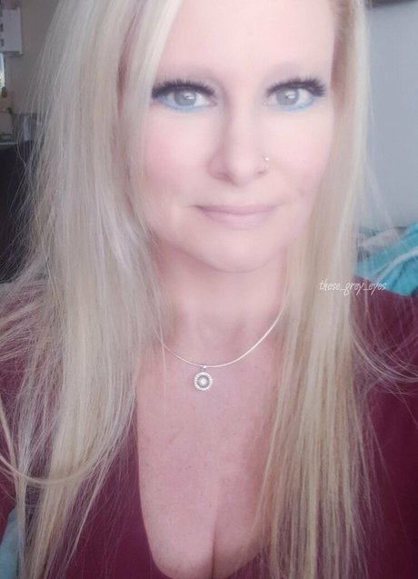 these grey eyes Profile pic