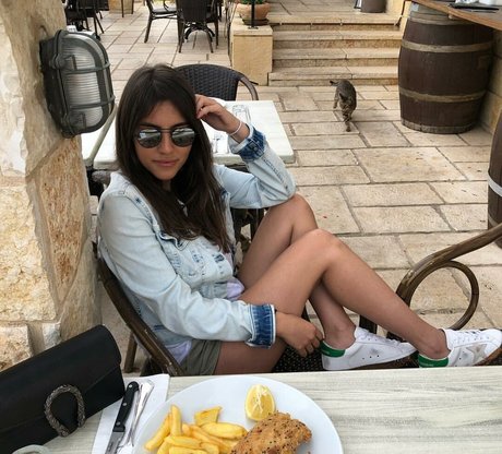 Meshi Malka onlyfans strip tease