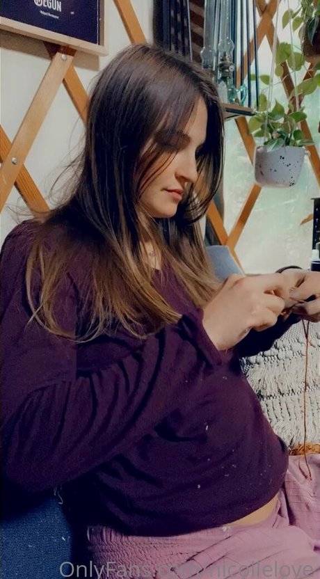 Holistic Nicole topless onlyfans