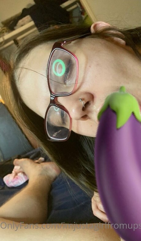 imjustagirlfromupstairs onlyfans nude content