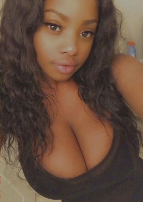 Itstaviaa onlyfans model images