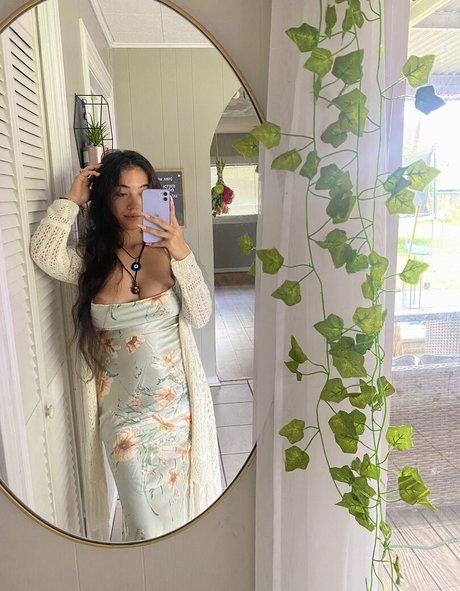 tiannaivy onlyfans model photo