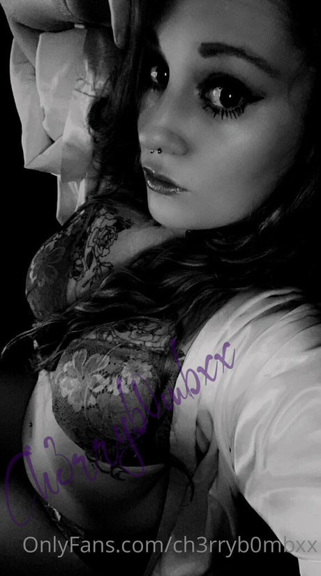 ch3rryb0mbxx onlyfans strip