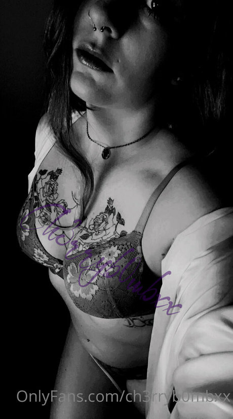 ch3rryb0mbxx onlyfans de