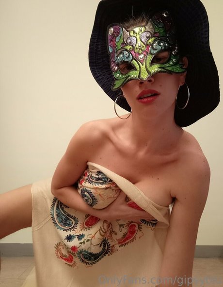 gipsyblu onlyfans striptease