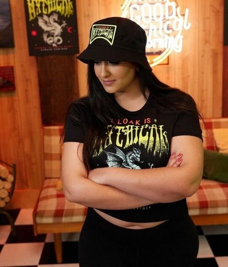 Nicole Enayati onlyfans public photos