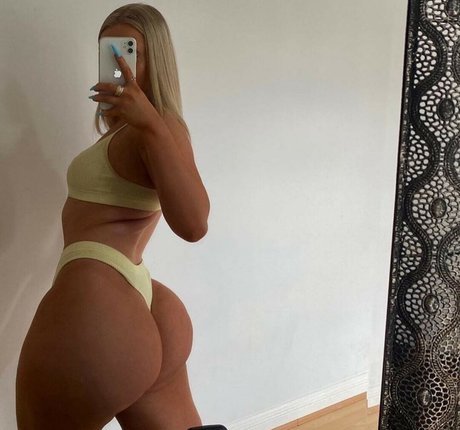 Lucycombe nude only fans