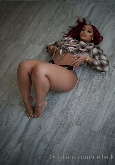 RielleUK leaked onlyfans xxx