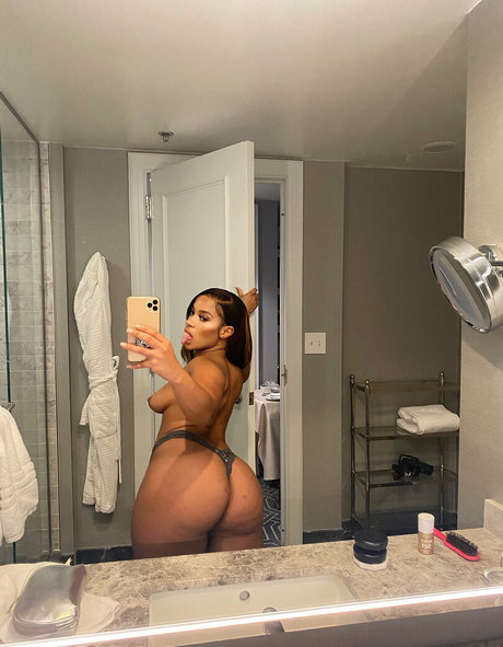 RielleUK onlyfans sextape leak