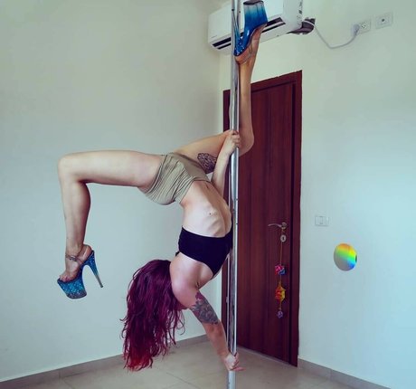 AliceTheFreak onlyfans images