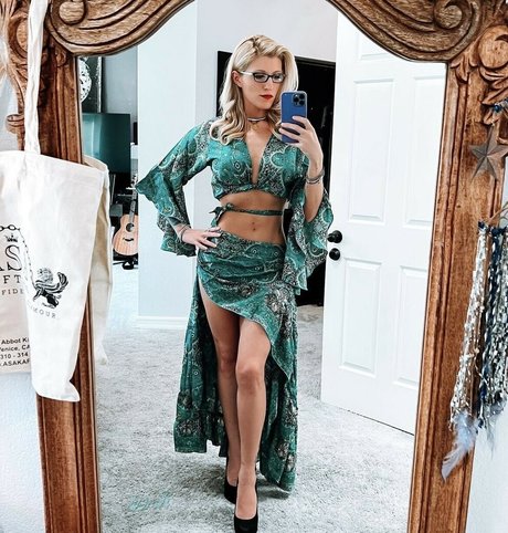 The Submissive Next Door onlyfans model