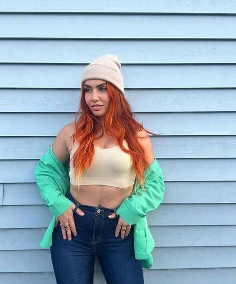 Alicia Atout onlyfans model photos