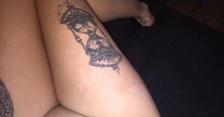 Pixie Holly onlyfans posts