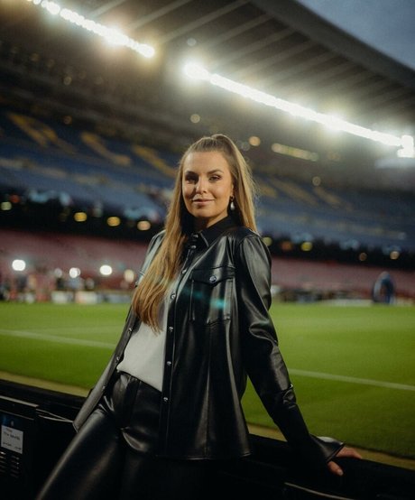 Laura Wontorra onlyfans strip tease