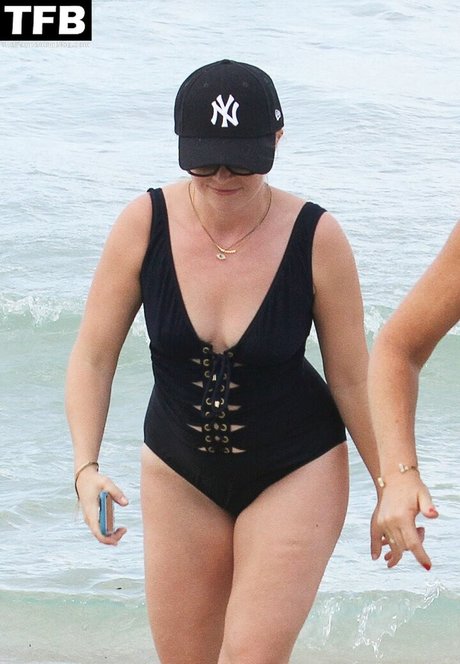 Melissa Joan Hart onlyfans striptease