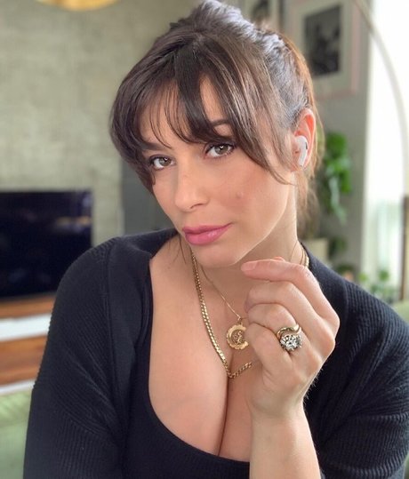 Elysia Rotaru onlyfans striptease