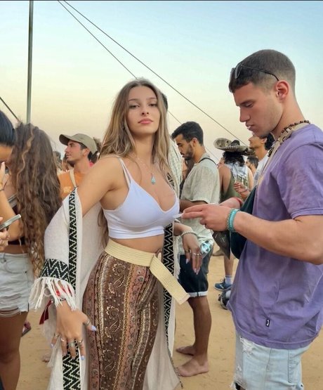 Ella Netzer onlyfans striptease