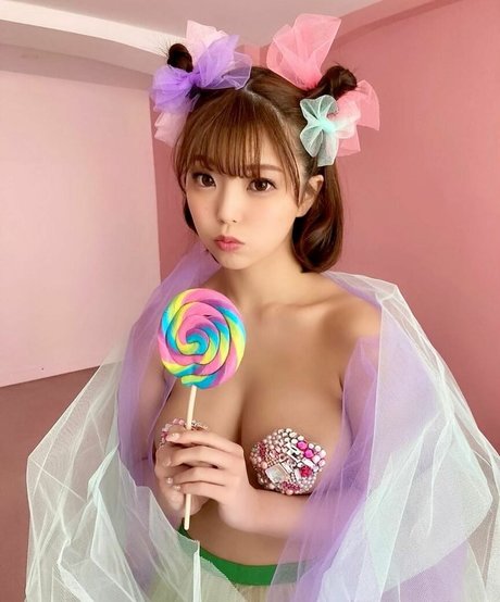 momo burlesque onlyfans model photo