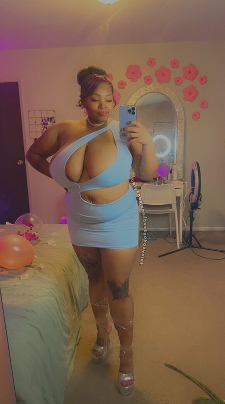 MsMoodyBB onlyfans strip tease