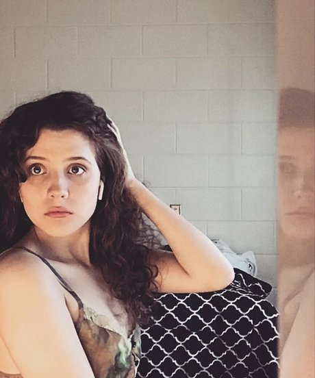 ApartmentFluffy7589 onlyfans model images