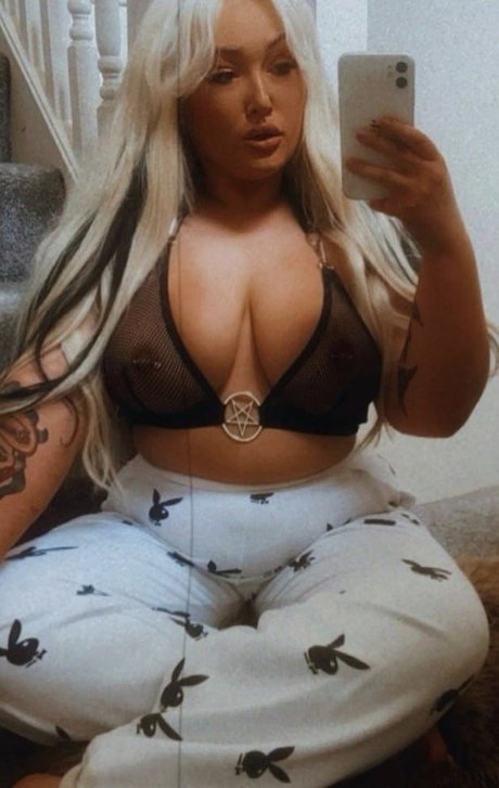 cherryb0mbxo onlyfans star
